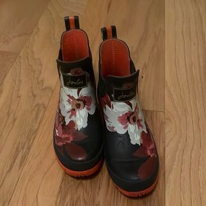 Joules wellibob rain shoes — navy/pink floral